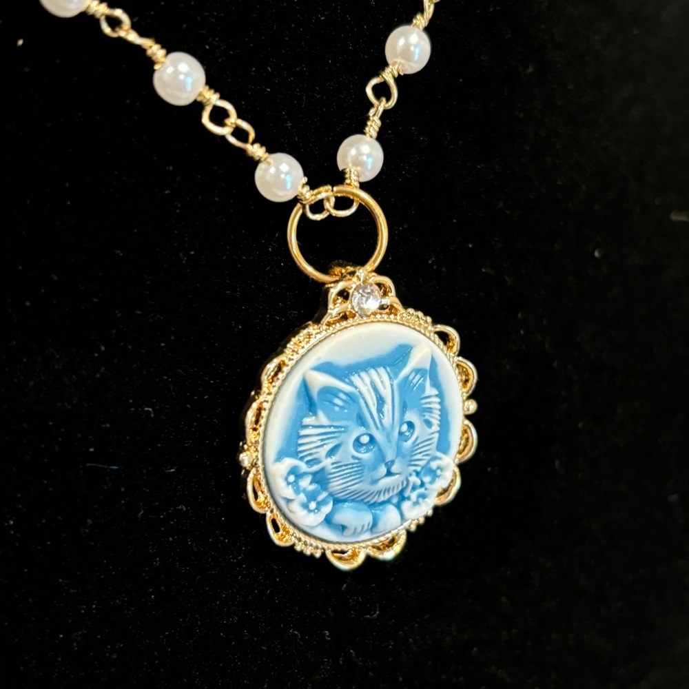 Cat cameo in gold & pearl beaded necklace NWT